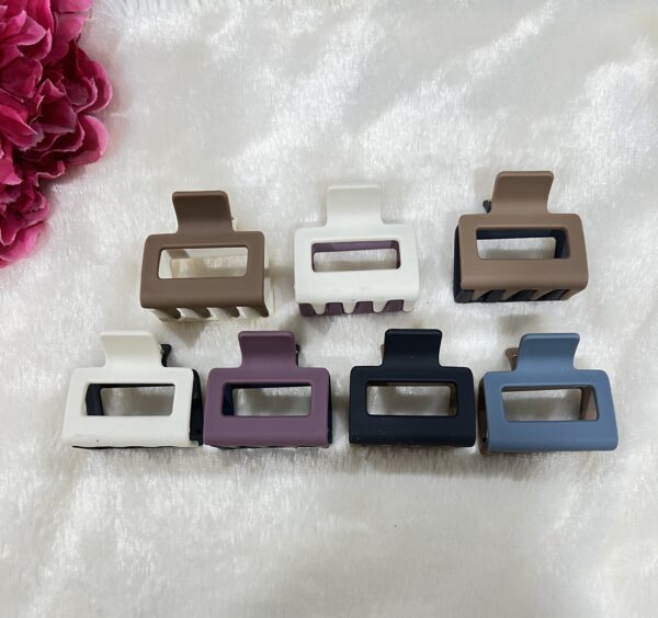 Set of 2 Flower Shaped Hair Claw Clips - Image 2